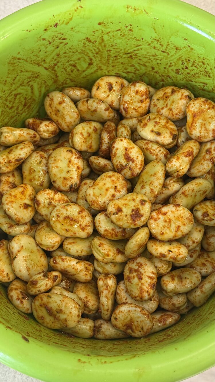 Geröstete Dicke Bohnen aus der AirFryer Gewürzte Dicke Bohnen in der Schüssel