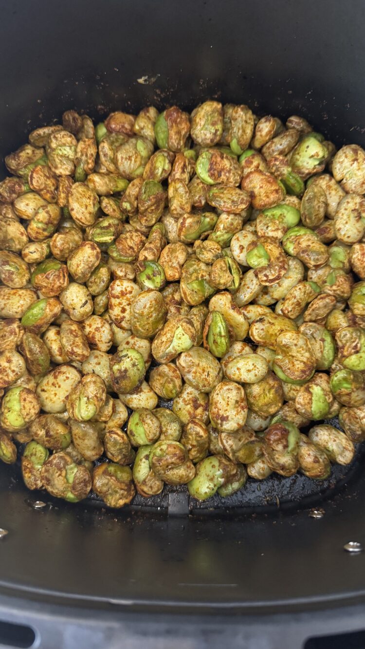 Geröstete Dicke Bohnen aus der AirFryer Dicke Bohnen im Air Fryer beim Rösten